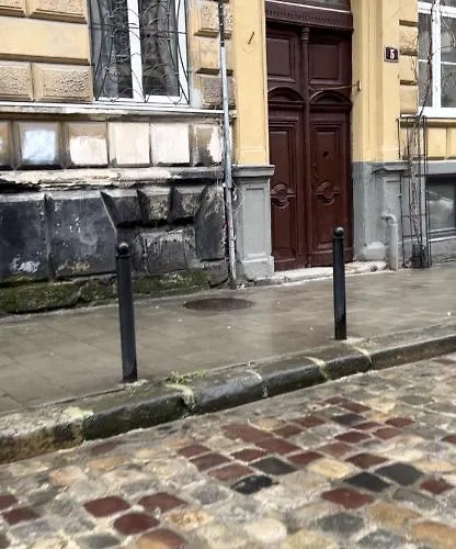 33/kotliarska Moisha House